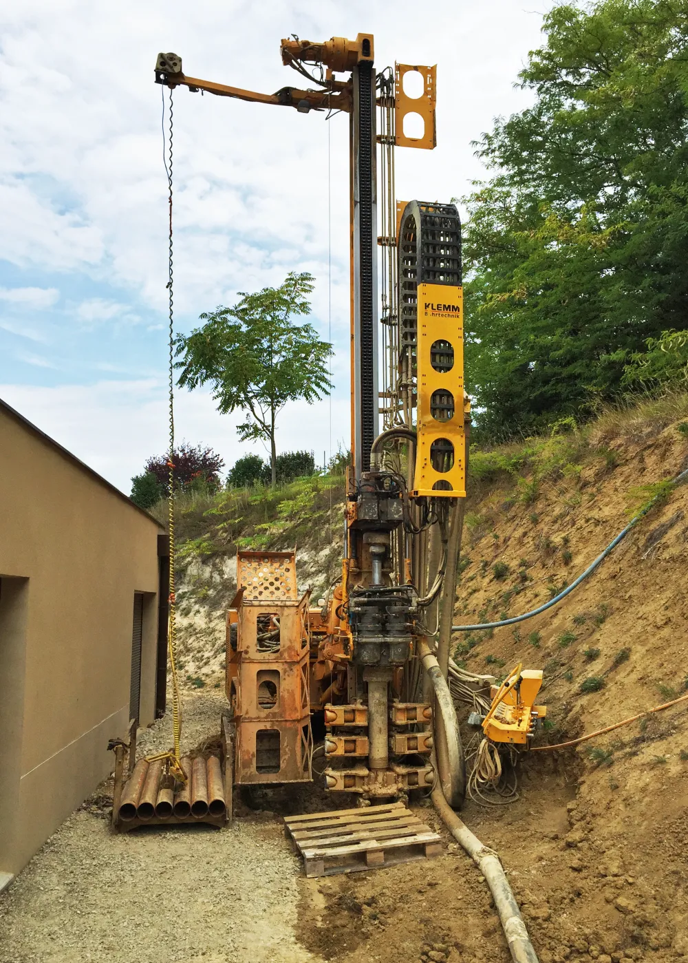 Foreuse en chantier de forage géothermique vertical