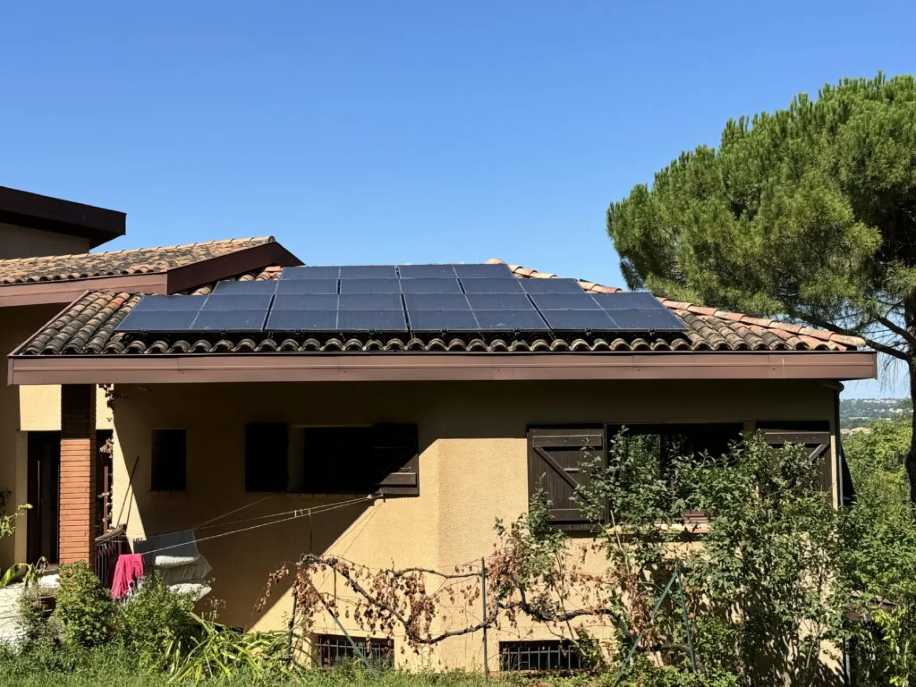 Maison équipée de panneaux solaires photovoltaïques