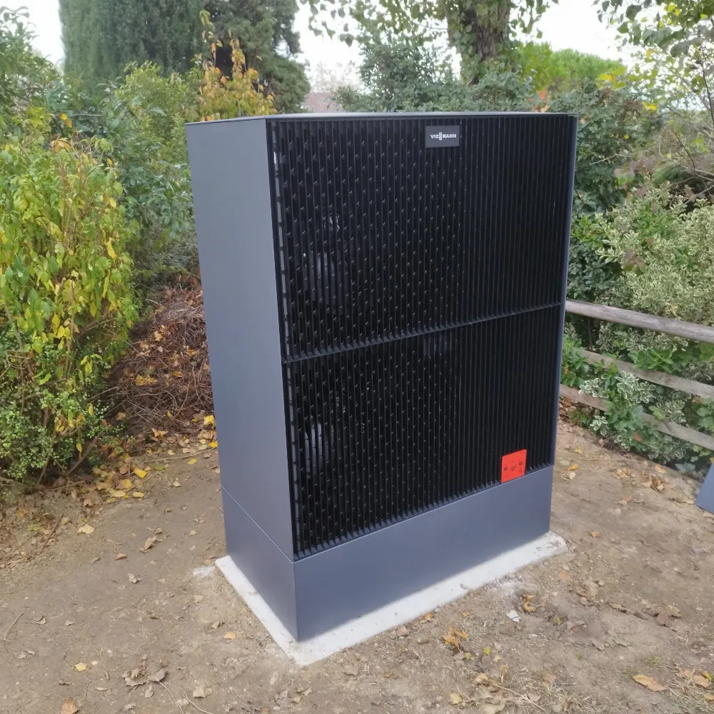 Pompe à chaleur air-eau Viessmann installée dans un jardin