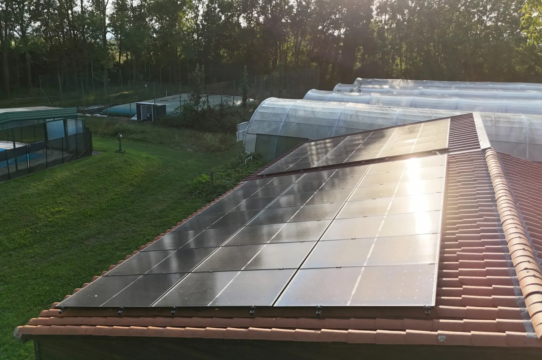 Vue aérienne d'une toiture équipée de panneaux solaires