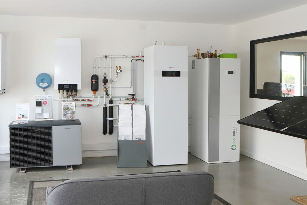 Pompes à chaleur géothermiques dans le showroom de Bio-Énergies Diffusion